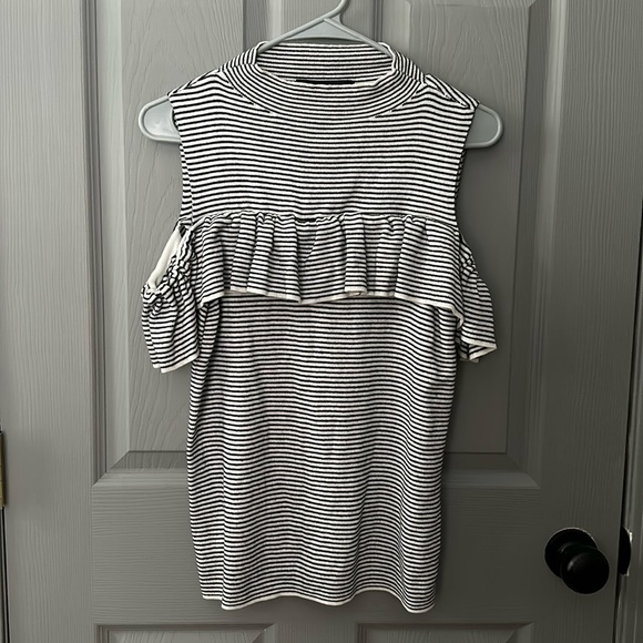 DECJUBA Tops - Decjuba Cold Shoulder Tank